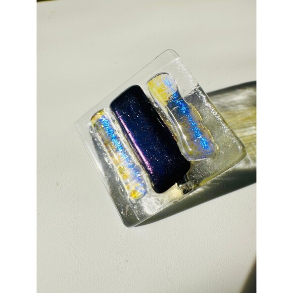 Handmade dichroic glass brooch pin - Picture 3 of 6